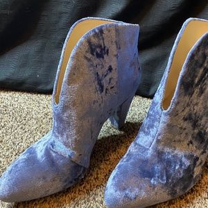 VINCE CAMUTO BLUE VELVET EVANATA ANKLE BOOTIES SIZE 6.5